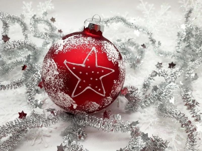 Ignite a Festive Atmosphere in Your Home This Holiday Season with These Creative Ideas for Decorating with Glass Ornaments